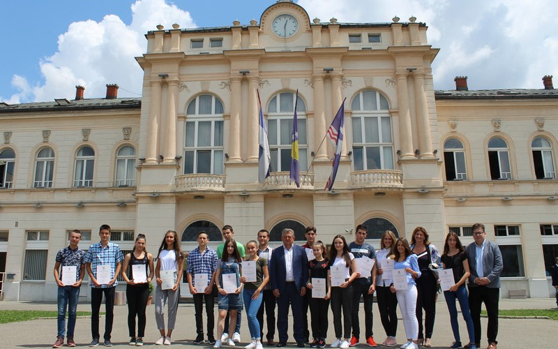 Učenicima generacije i profesorima nagrade i zahvalnice