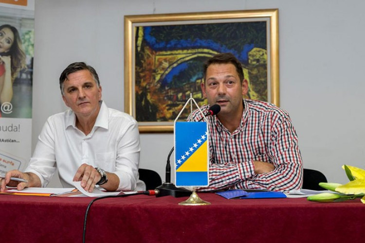 PRAVNIK I FIZIČAR PREKRAJAJU ISTORIJU: Predstavili knjigu u kojoj tvrde da u BiH žive samo Bošnjaci, a da Srba nikad nije bilo