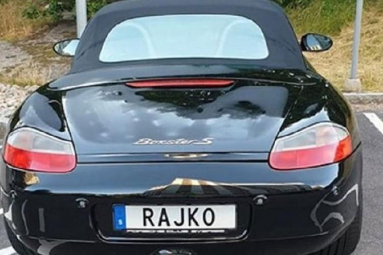 Srbin iz Švedske izazvao lavinu komentara tablicama na Poršeu