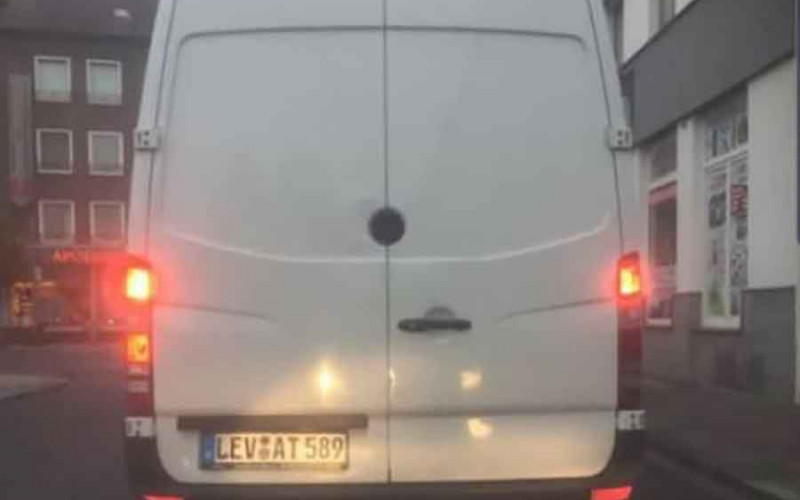 Ulicama BiH kruži kombi NEOBIČNIH registarskih tablica