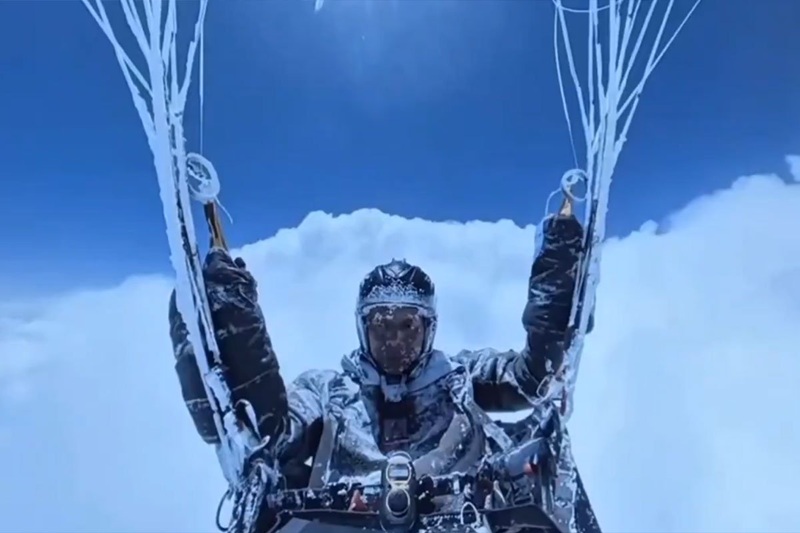 Zastrašujuće iskustvo: Paraglajdera usisali oblaci, jedva preživio na 8.500 metara (VIDEO)