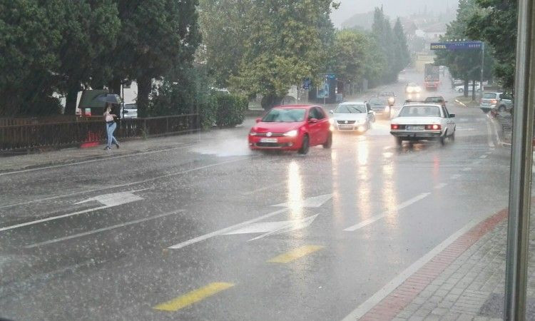 Nevrijeme pogodilo Hercegovinu: Poplavljene ulice u Mostaru i Međugorju