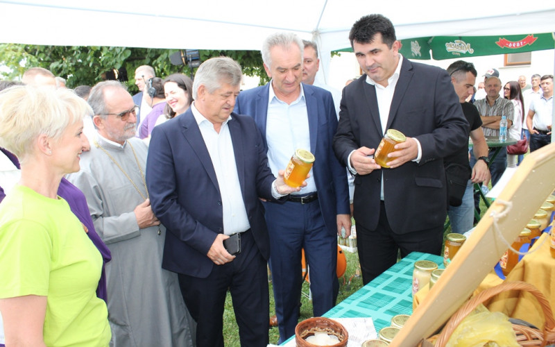 U Loparama održan Sajam domaćih proizvoda i kućne radinosti