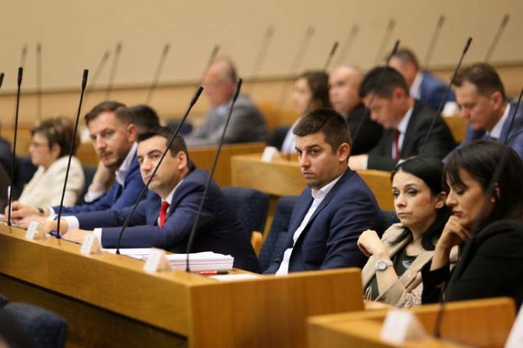 Za grb potrebna dvotrećinska većina