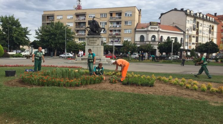 Radnici „Komunalca“ osvježavaju cvjetne površine: Uređenje pred slavu