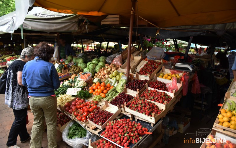 Sve manje pazarimo: Voće i povrće na tržnicama samo za gledanje
