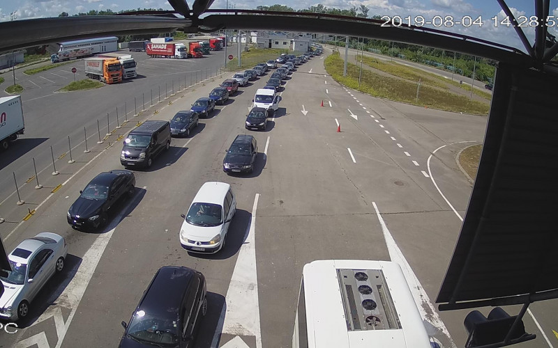 KOLAPS NA RAČI Kolone vozila čekaju na prelaz granice