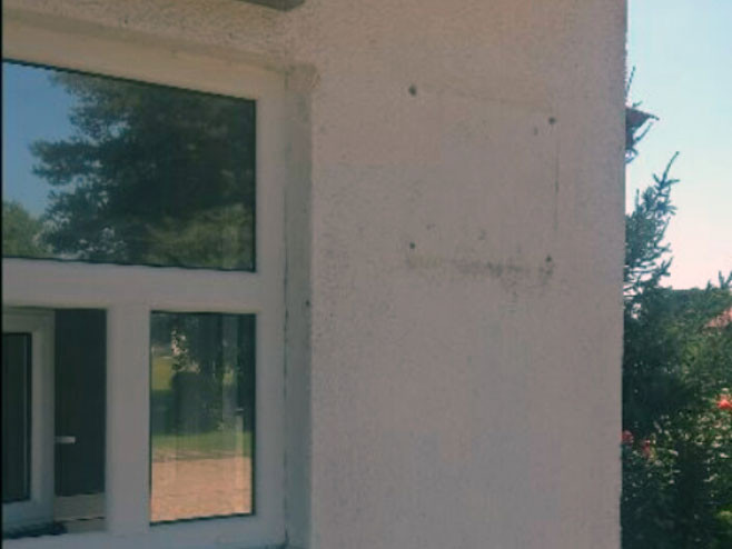 Skinuta tabla sa nazivom kasarne Stepa Stepanović