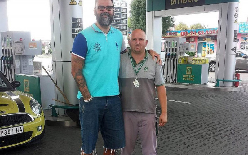 U ALBUM POZNATIH NE PUŠTA POLITIČARE Neobičan hobi radnika na benzinskoj pumpi