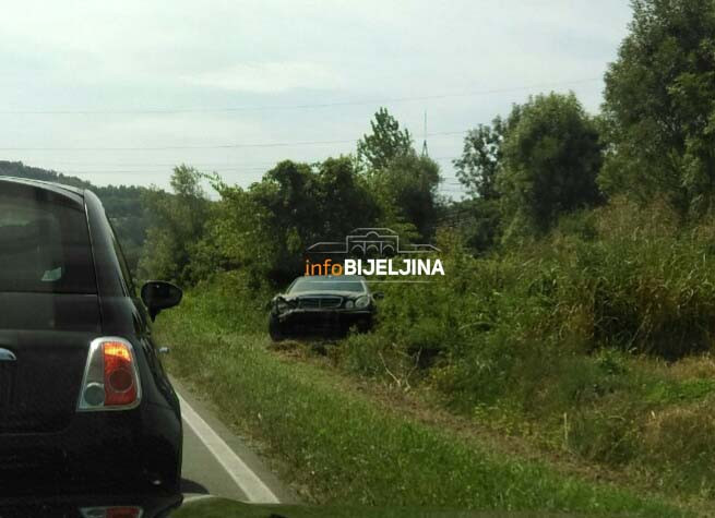 Ugljevik: Mercedesom sletio sa puta, vozač zadobio povrede