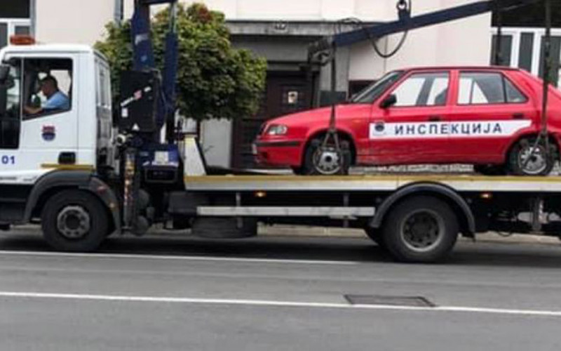 NESVAKIDAŠNJI PRIZOR Pauk digao vozilo inspekcije u Banjaluci