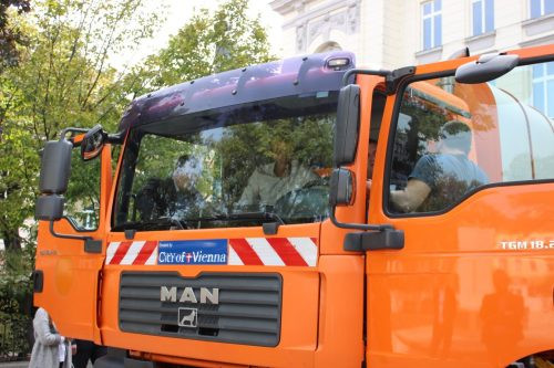 Salcburg poklonio Majevičanima vozilo za odvoz otpada