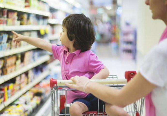 Roditelji zaboravili bebu u prodavnici, na pola puta shvatili da DJETETA NEMA