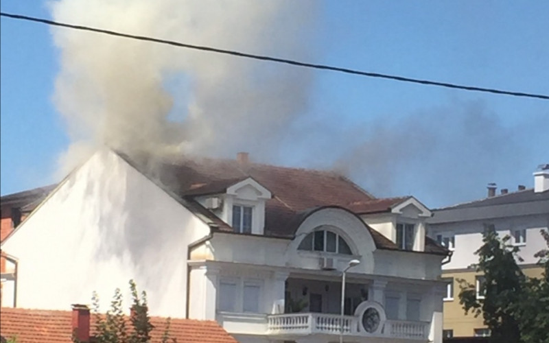 Gori kuća u Bijeljini, vatrogasci na terenu /FOTO/