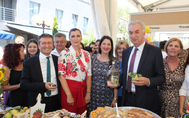 Ugljevik: Na Sajmu šljive, rakije i meda 80 izlagača /FOTO/