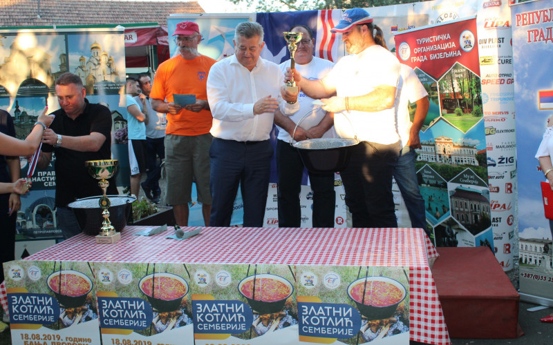 Ekipe Globus-Pet jezera i majstori iz Srbije skrčkali najbolju riblju čorbu