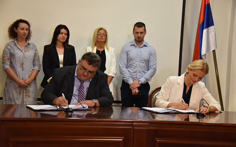 Potpisani kolektivni ugovori koji će POBOLJŠATI USLOVE radnika u obrazovanju