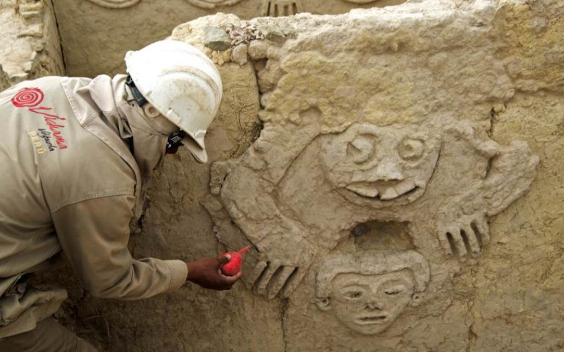 Peruanski arheolozi pronašli drevni reljef star oko 3.800 godina