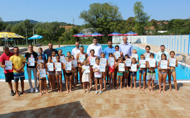 Školu plivanja u Loparama završilo 50 djece