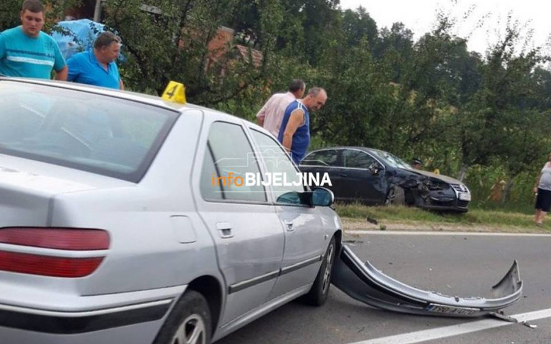 Saobraćajka na putu Bijeljina - Tuzla, jedan od automobila završio u kanalu /FOTO/