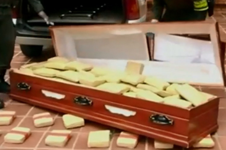 U mrtvačkim sanducima krili 300 kilograma droge