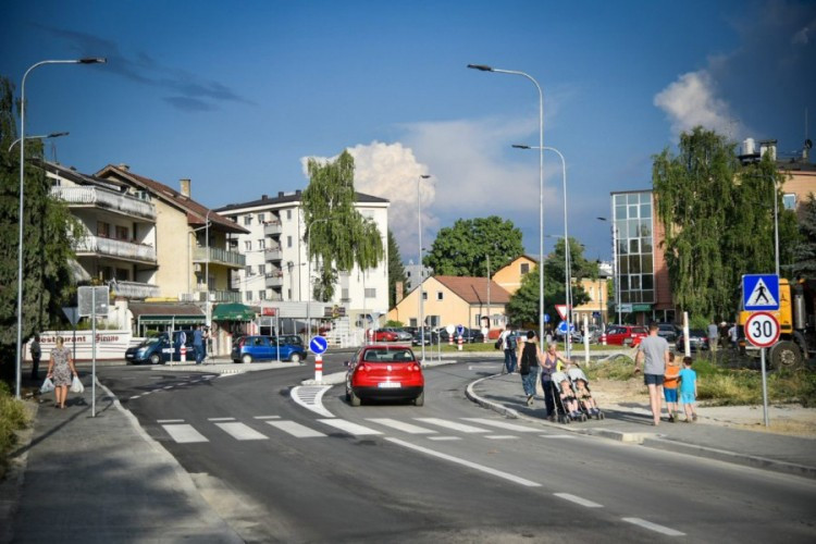 Nepoznata žena u Banjaluci pokušala namamiti djevojčicu u auto?