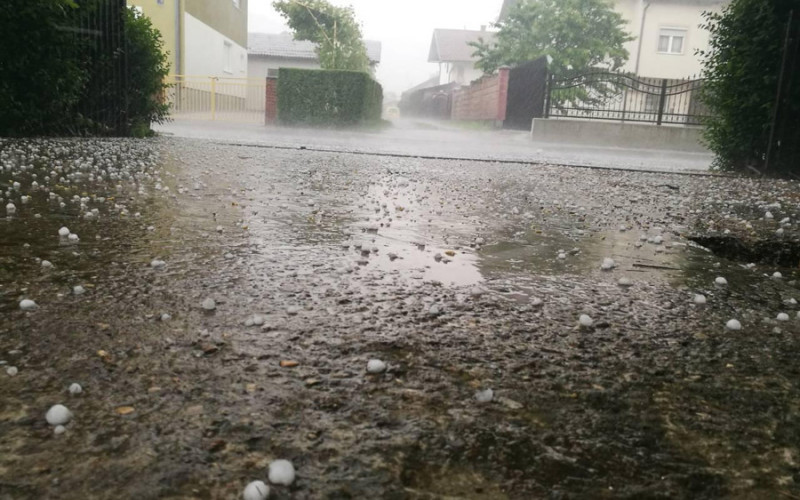 Snažno nevrijeme na Manjači, vozači zaustavljali auta