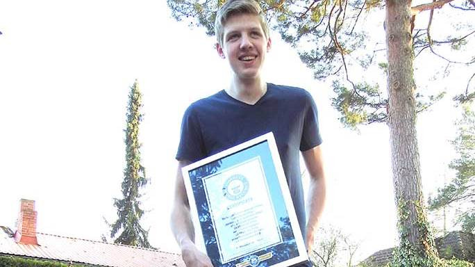 Stopalo za Ginisa - tinejdžer iz Berlina nosi cipele broj 57