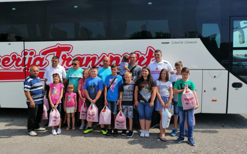 Pantelija Mitrović, direktor “Semberija Transporta” poklonio udžbenike djeci svojih radnika