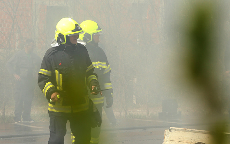 Domaćini spasli stoku, izgorili štala i sijeno