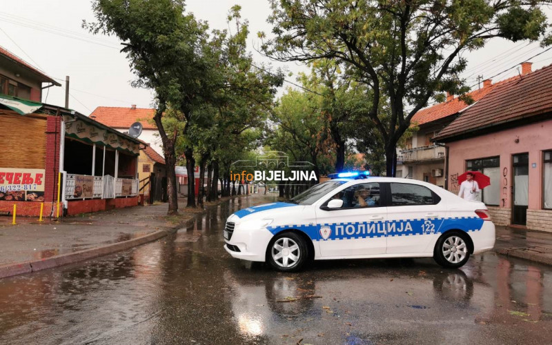 Olujno nevrijeme u Bijeljini, na automobil palo drvo /FOTO/