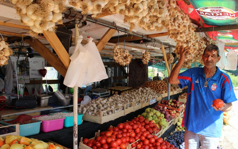 Beskućnik postao sam svoj gazda: Danju prodaje voće i povrće, noću spava ispod štanda