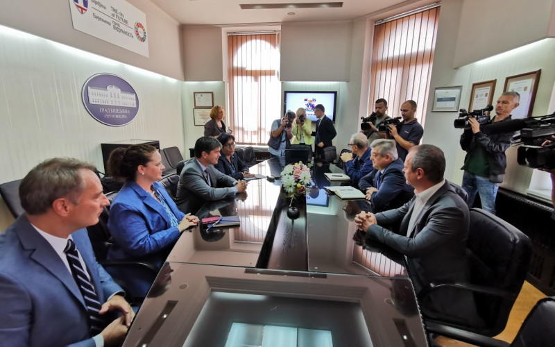 Američki ambasador stigao u Bijeljinu: Počeo sastanak u Gradskoj upravi