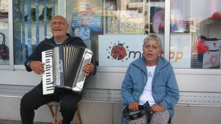Umjetnici za ljudsku dušu na bijeljinskim trotoarima /FOTO/