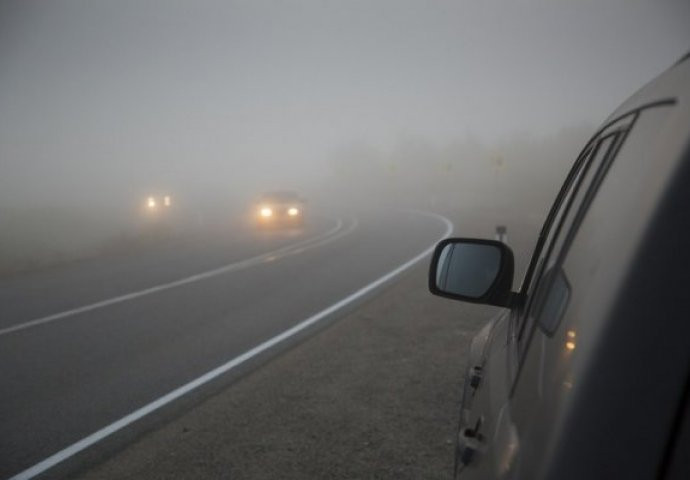 Kolovozi mjestimično vlažni, magla smanjuje vidljivost