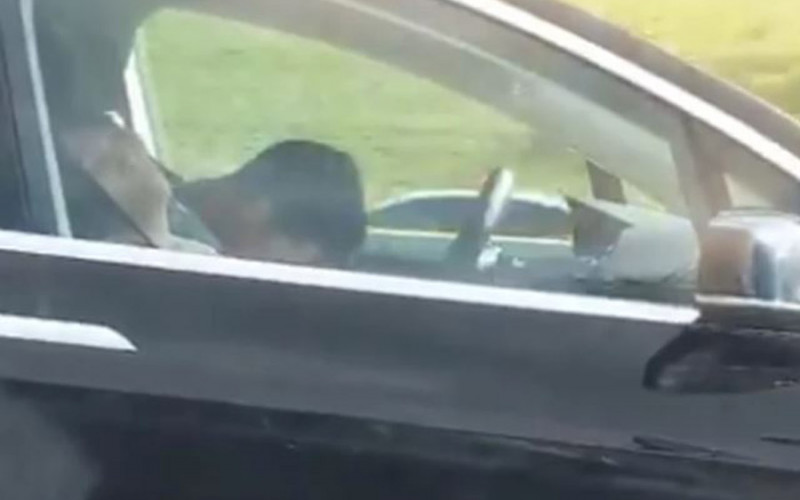 Vozač i suvozač spavali u automobilu koji je išao 100 na sat