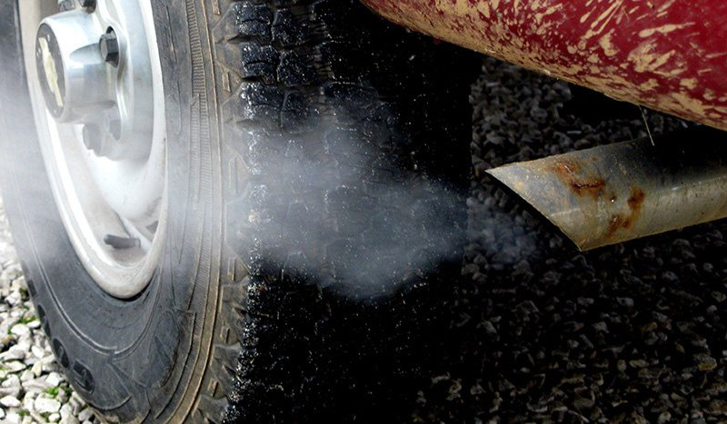 Šta boja dima iz auspuha otkriva o automobilu?