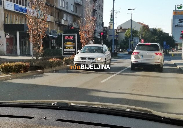 Kroz centar Bijeljine u suprotnom smjeru