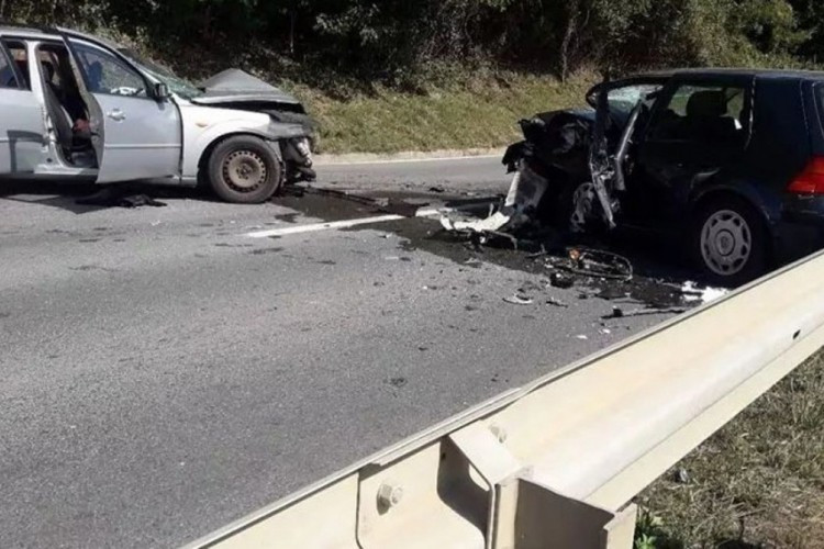 Jedna osoba poginula u sudaru dva automobila, obustavljen saobraćaj