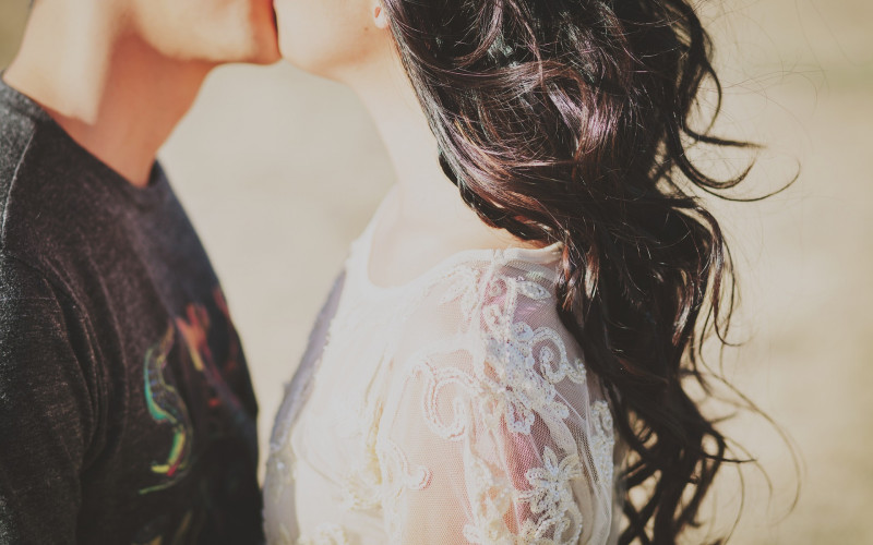 Parovi koji se češće ljube su sretniji