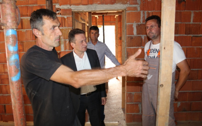 Opština Ugljevik pomaže izgradnju kuće za porodicu sa četvoro djece