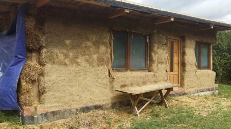 Bijeljina: Dom Biljane i Aleksandra napravljen je od gline i balirane slame