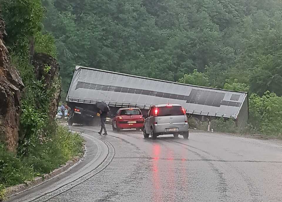 Udes na ulazu u Rogaticu, kamionska prikolica visi pored puta (FOTO)