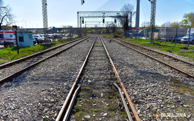 STRAVA KOD BRČKOG: Automobil se zabio u voz, više povrijeđenih
