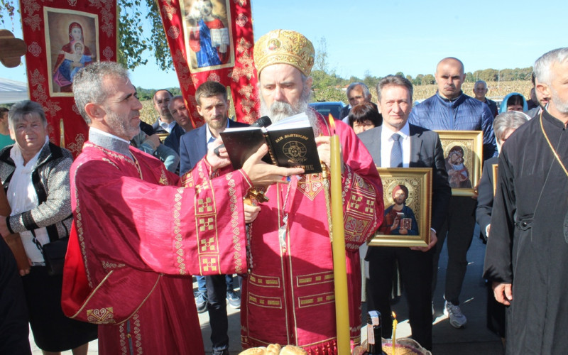 Vladika Fotije: Krst je suština našeg bića