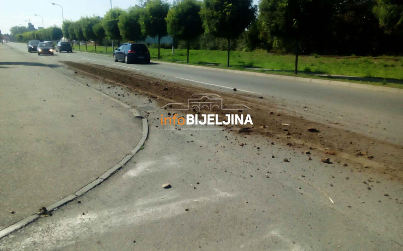 VOZAČI OPREZ: Kamenje i zemlja rasuti u Komitskoj ulici /FOTO/
