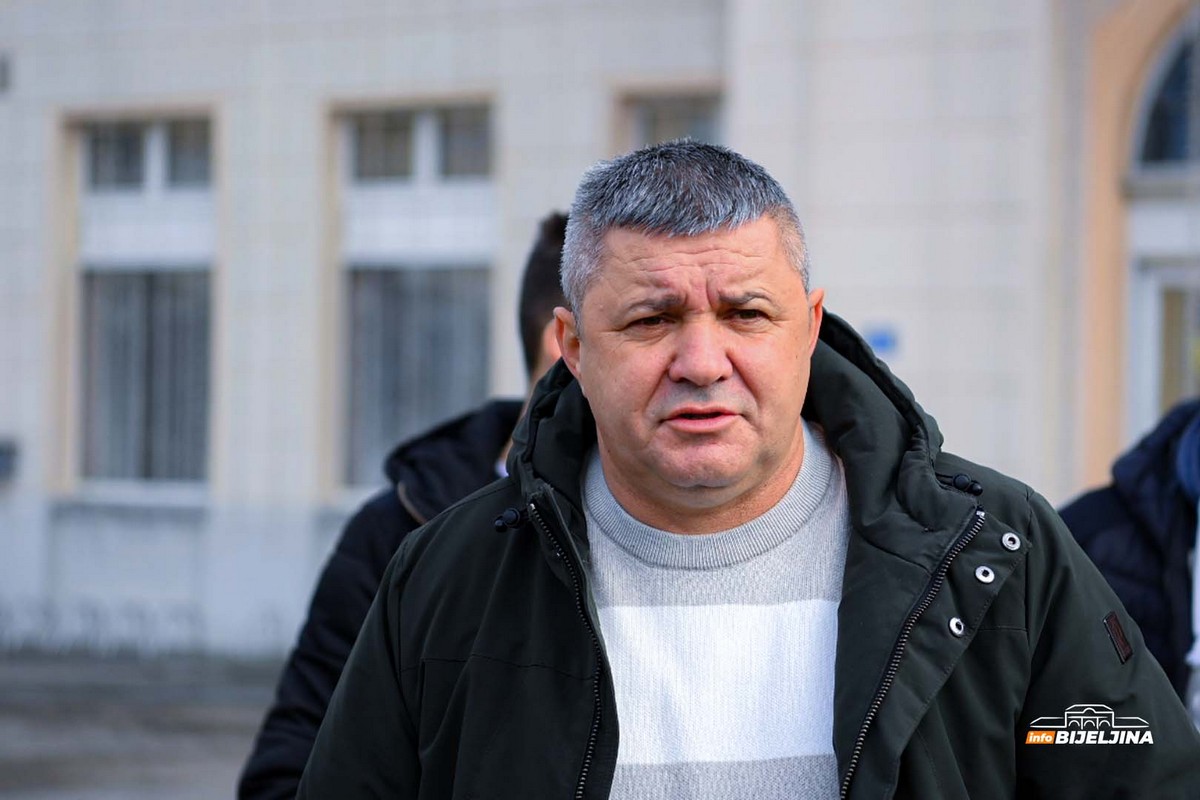 Bakajlić odgovorio Vučkoviću: “Malo mu bila plata od 4.000 KM, pa zaposlio i ženu u Gradsku upravu Bijeljina”