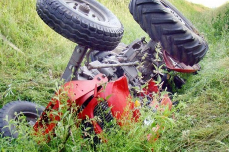 Detalji pogibije mladića koga je prikliještio traktor