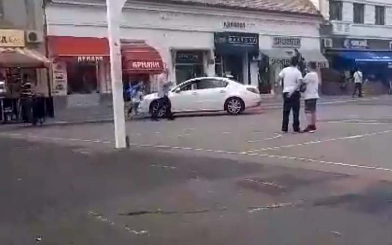 Bijeljina: Bahati vozač došao autom na Trg da kupi kokice /VIDEO/