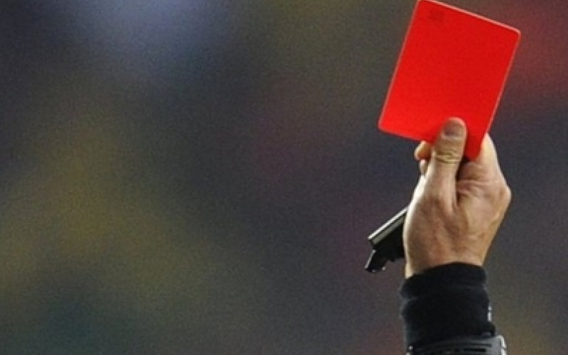 Sudija dao crveni karton svom pomoćniku